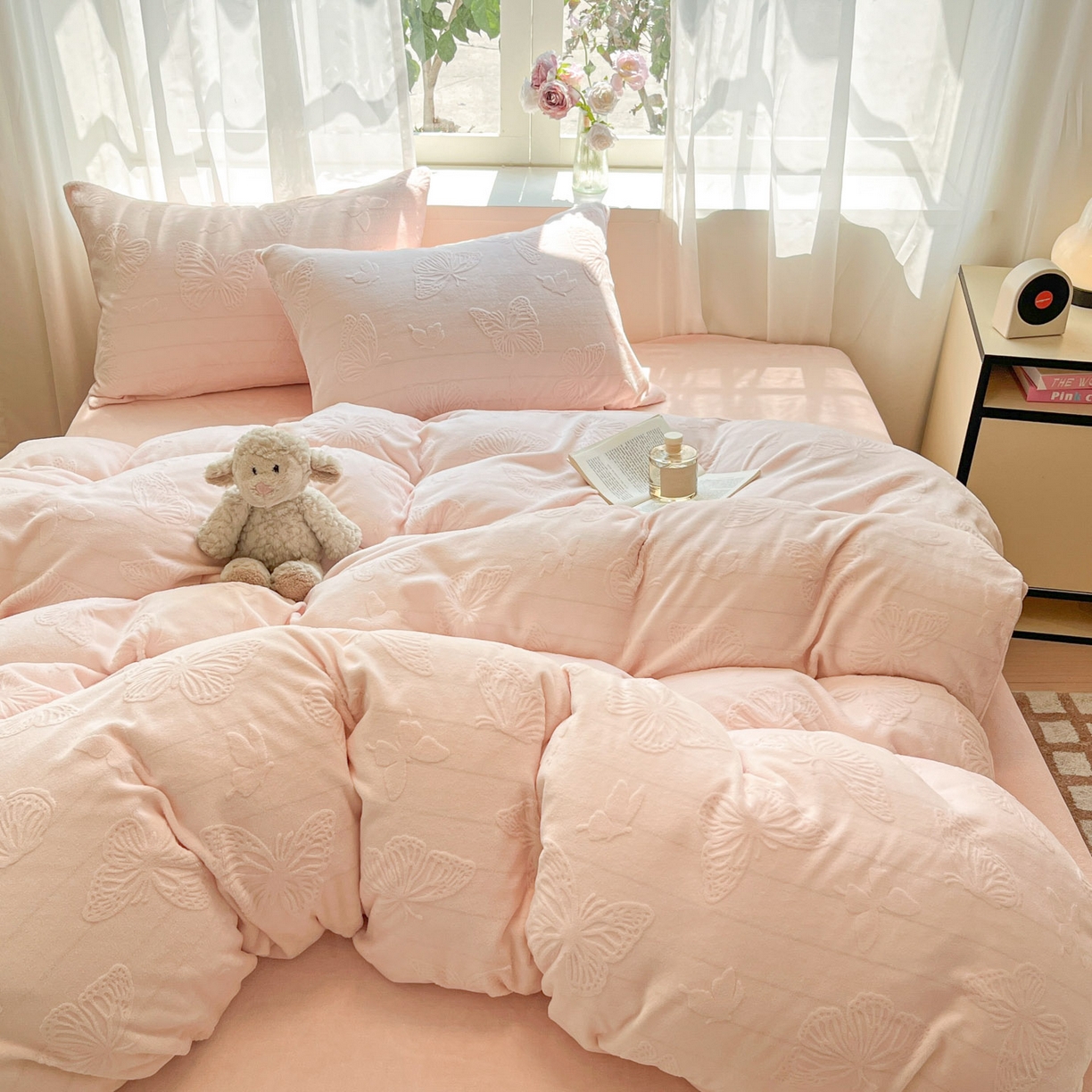 91家纺网 家纺一手货源 找家纺 绘萱家居 2025新款高克重雕花雕印纯色牛奶绒四件套双拼法莱绒珊瑚绒 蝴蝶纷飞-粉