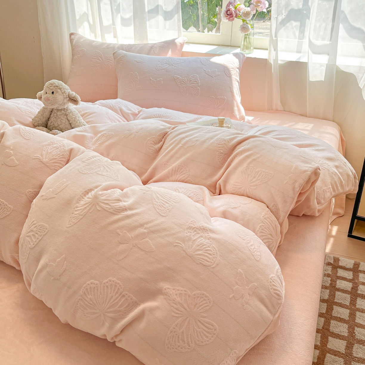 91家纺网 家纺一手货源 找家纺 绘萱家居 2025新款高克重雕花雕印纯色牛奶绒四件套双拼法莱绒珊瑚绒 蝴蝶纷飞-粉