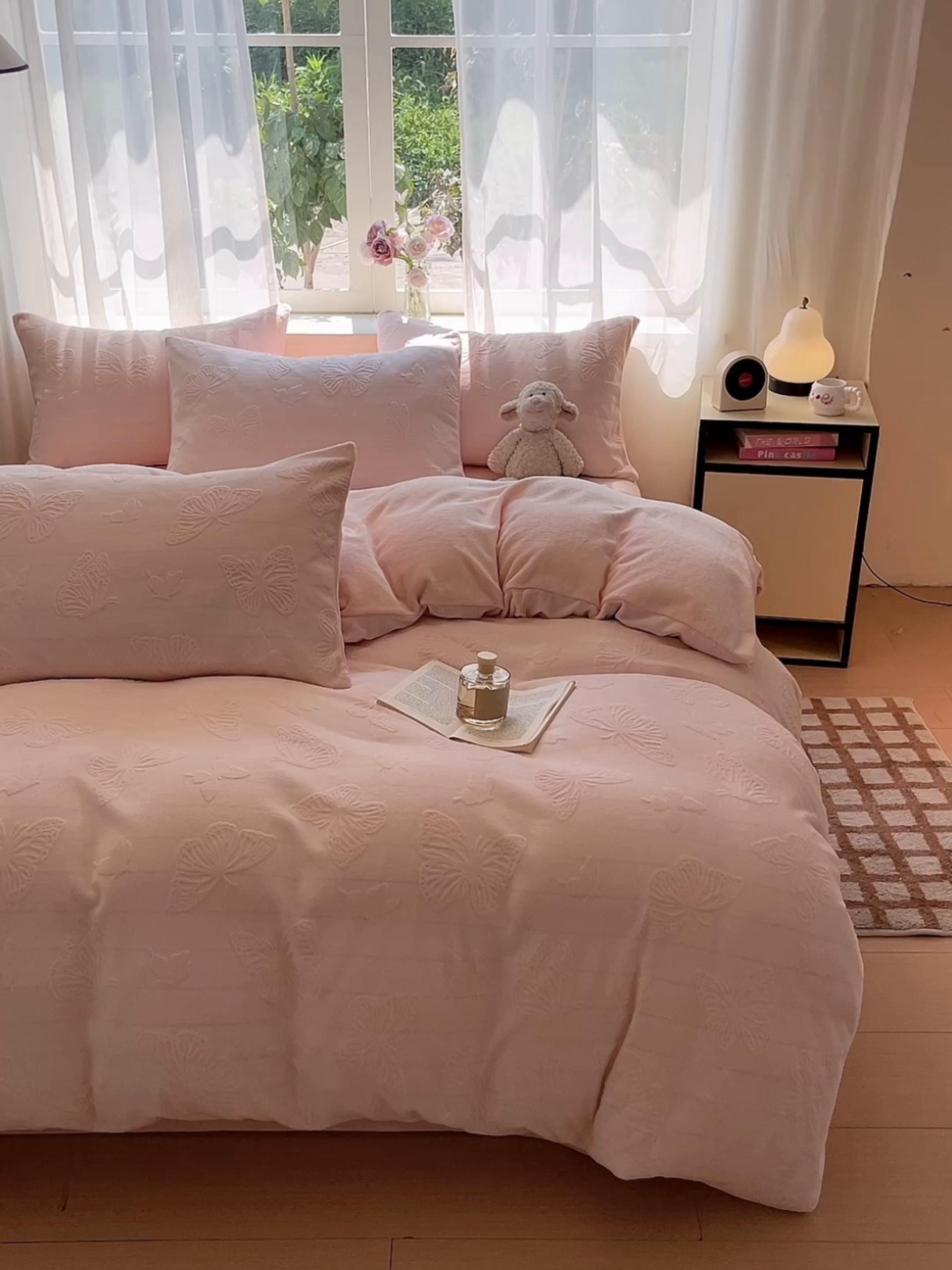 91家纺网 家纺一手货源 找家纺 绘萱家居 2025新款高克重雕花雕印纯色牛奶绒四件套双拼法莱绒珊瑚绒 蝴蝶纷飞-粉