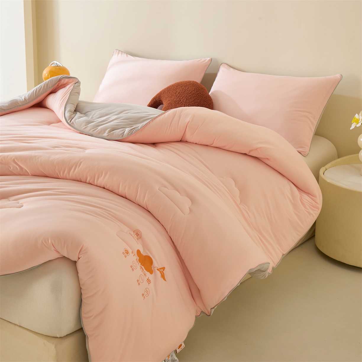 91家纺网 家纺一手货源 找家纺 小叮当家纺仓储工厂店 2025新款A类针织棉大豆被系列被子被芯春秋被冬被 云朵棉-豆沙粉