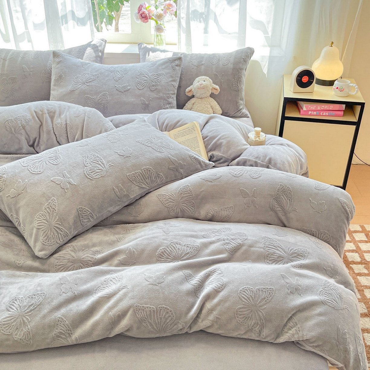 91家纺网 家纺一手货源 找家纺 绘萱家居 2025新款高克重雕花雕印纯色牛奶绒四件套双拼法莱绒珊瑚绒 蝴蝶纷飞-灰