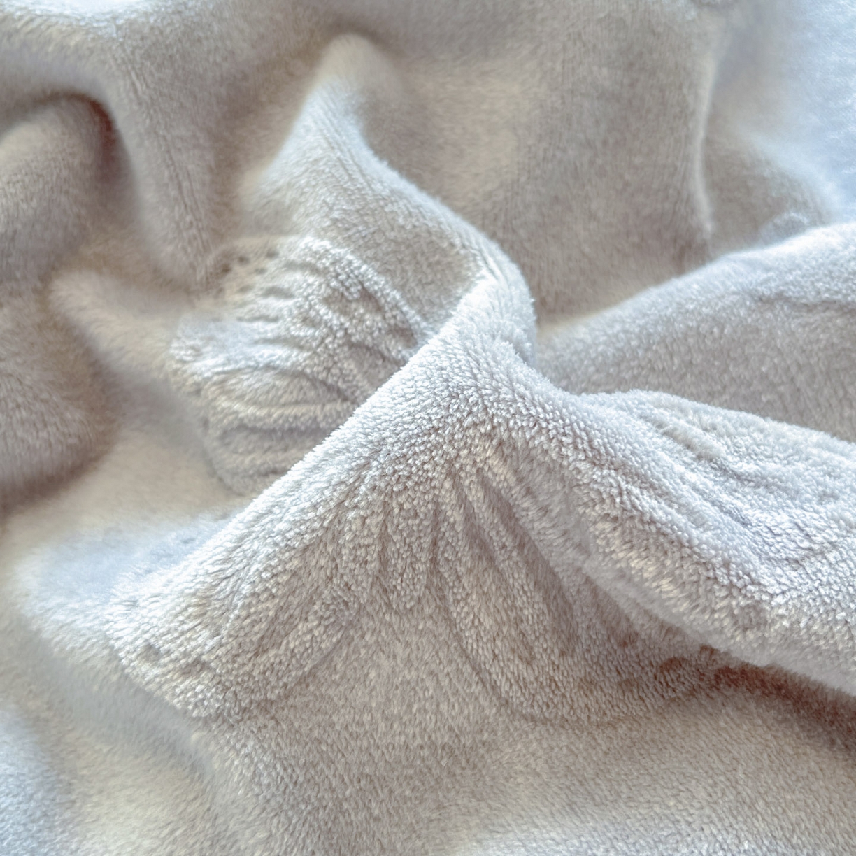 91家纺网 家纺一手货源 找家纺 绘萱家居 2025新款高克重雕花雕印纯色牛奶绒四件套双拼法莱绒珊瑚绒 蝴蝶纷飞-灰