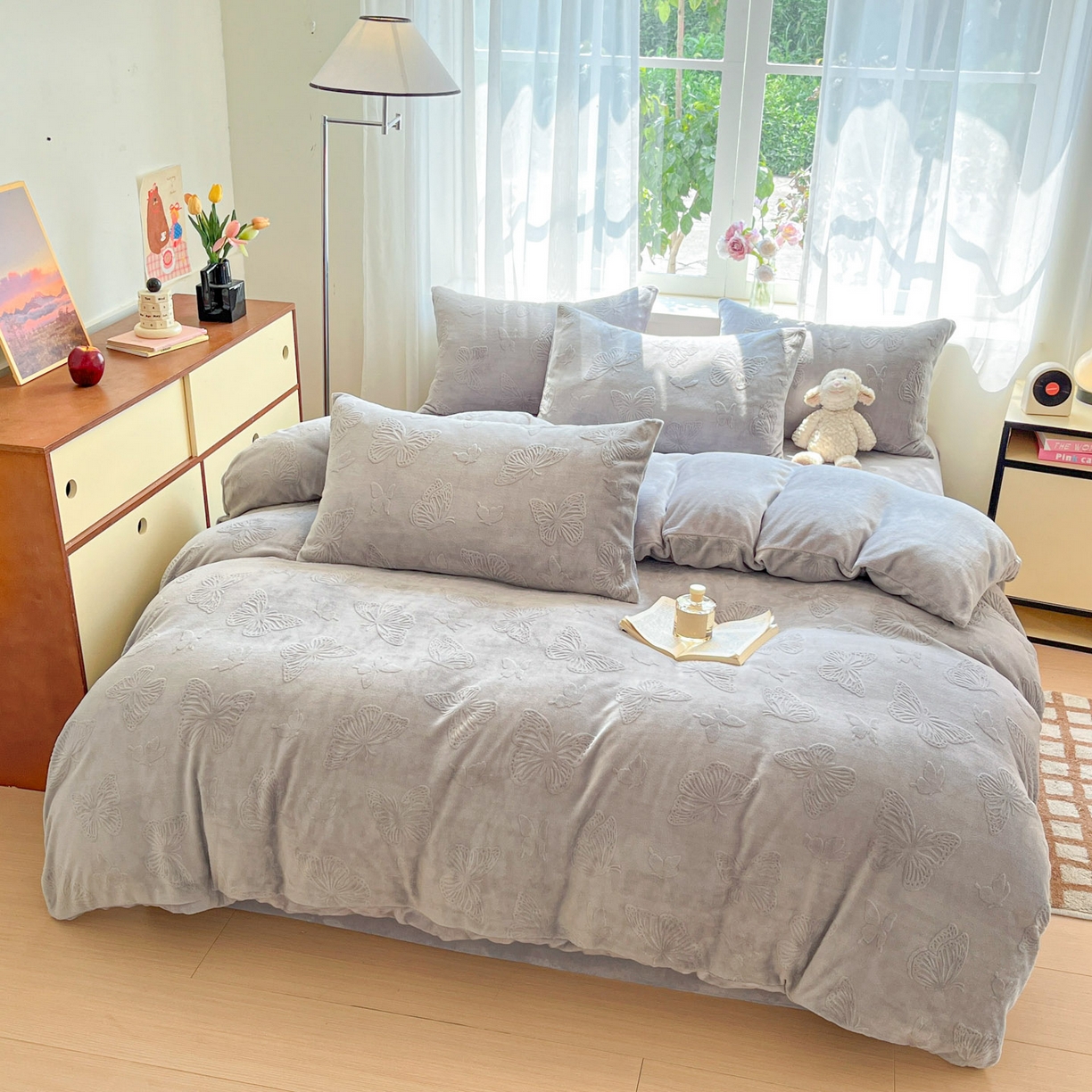 91家纺网 家纺一手货源 找家纺 绘萱家居 2025新款高克重雕花雕印纯色牛奶绒四件套双拼法莱绒珊瑚绒 蝴蝶纷飞-灰