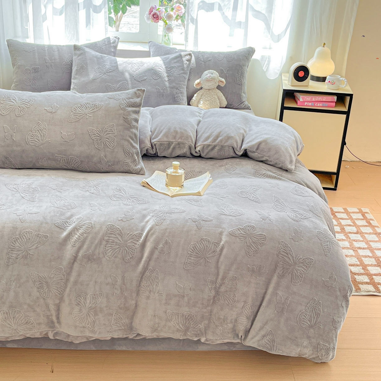 91家纺网 家纺一手货源 找家纺 绘萱家居 2025新款高克重雕花雕印纯色牛奶绒四件套双拼法莱绒珊瑚绒 蝴蝶纷飞-灰