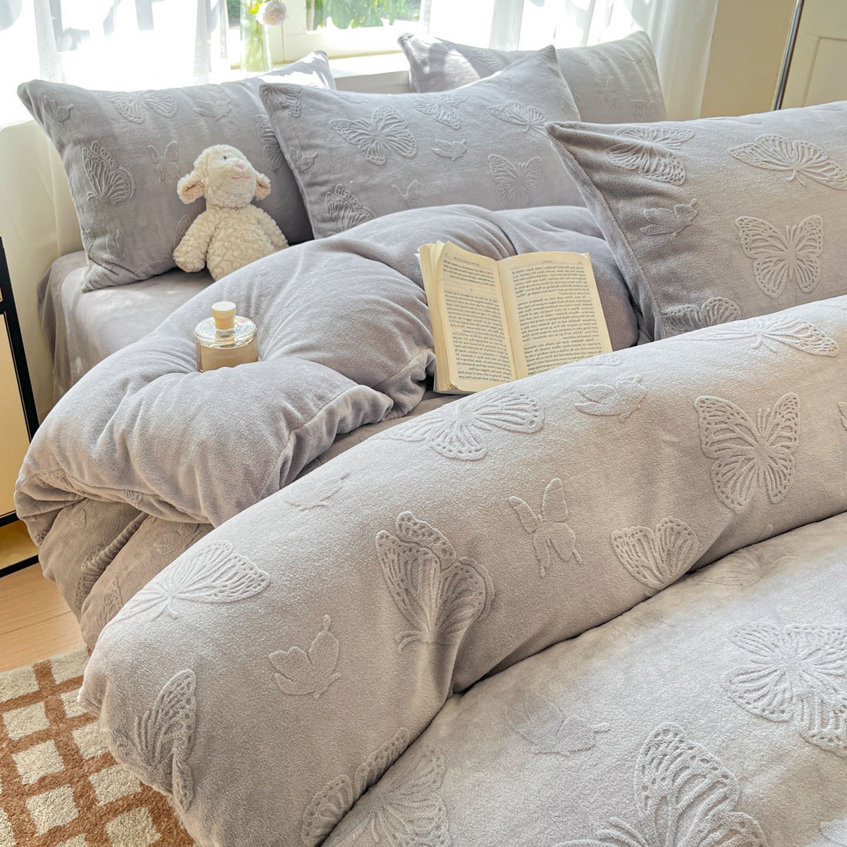 91家纺网 家纺一手货源 找家纺 绘萱家居 2025新款高克重雕花雕印纯色牛奶绒四件套双拼法莱绒珊瑚绒 蝴蝶纷飞-灰