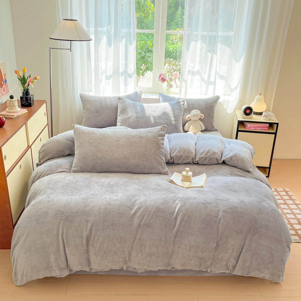 91家纺网 家纺一手货源 找家纺 绘萱家居 2025新款高克重雕花雕印纯色牛奶绒四件套双拼法莱绒珊瑚绒 蝴蝶纷飞-灰