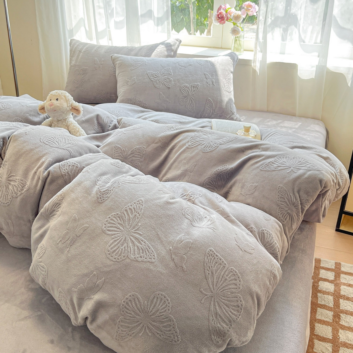 91家纺网 家纺一手货源 找家纺 绘萱家居 2025新款高克重雕花雕印纯色牛奶绒四件套双拼法莱绒珊瑚绒 蝴蝶纷飞-灰