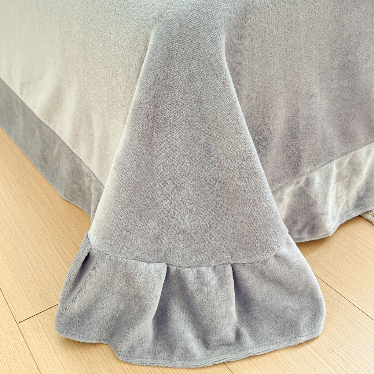 91家纺网 家纺一手货源 找家纺 绘萱家居 2025新款高克重雕花雕印纯色牛奶绒四件套双拼法莱绒珊瑚绒 蝴蝶纷飞-灰