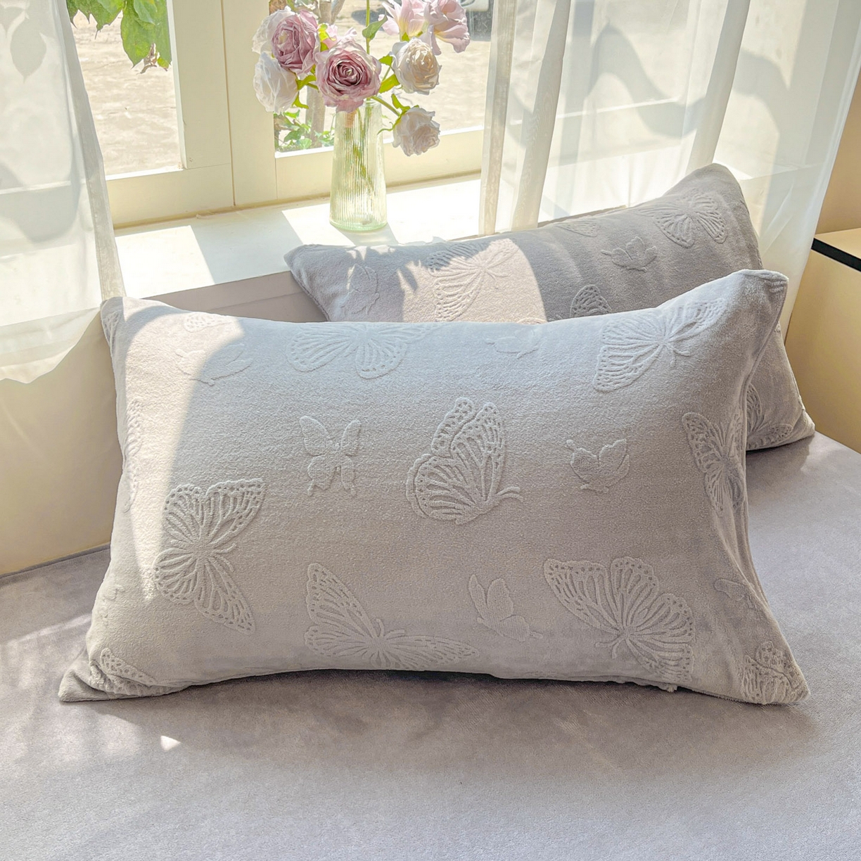 91家纺网 家纺一手货源 找家纺 绘萱家居 2025新款高克重雕花雕印纯色牛奶绒四件套双拼法莱绒珊瑚绒 蝴蝶纷飞-灰