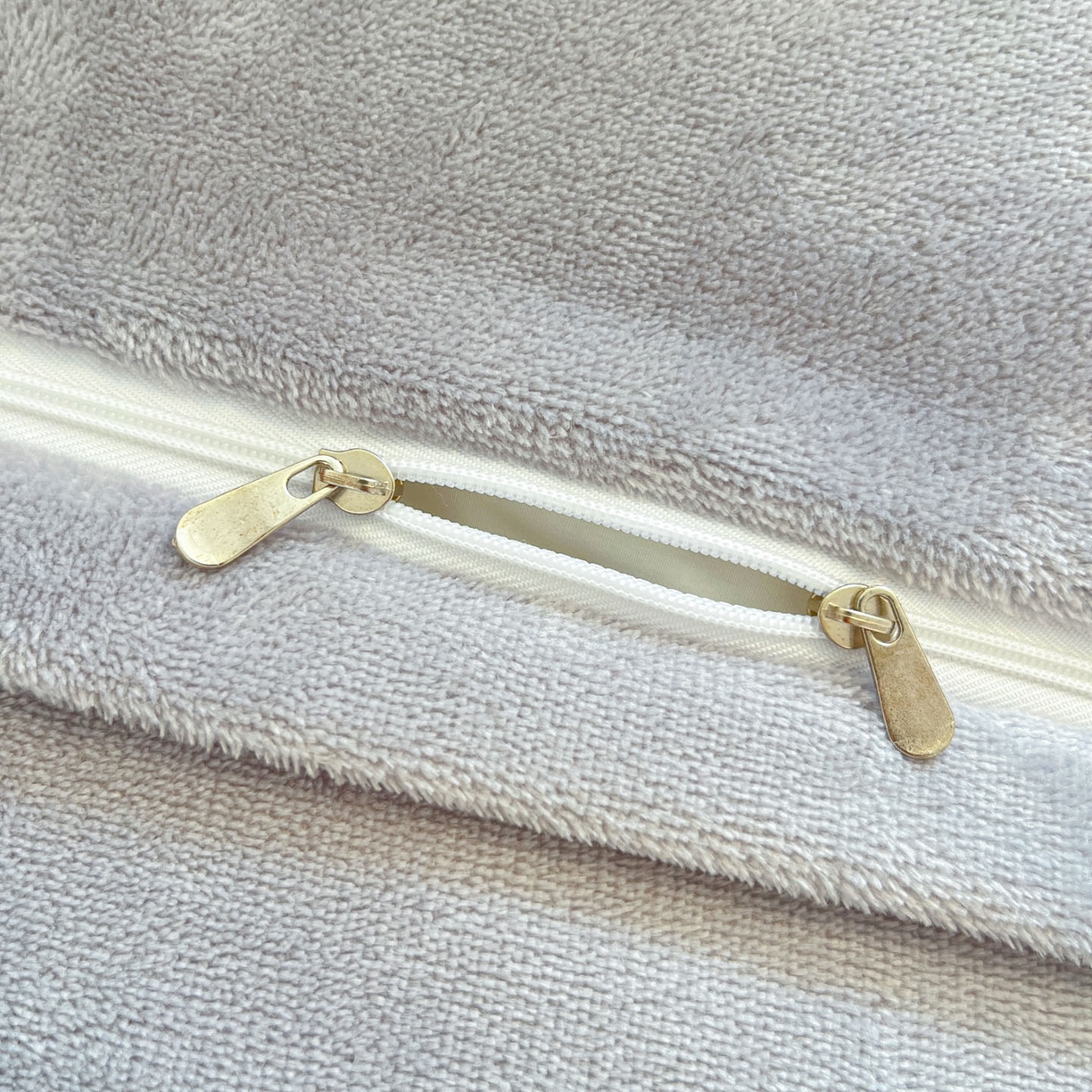 91家纺网 家纺一手货源 找家纺 绘萱家居 2025新款高克重雕花雕印纯色牛奶绒四件套双拼法莱绒珊瑚绒 蝴蝶纷飞-灰