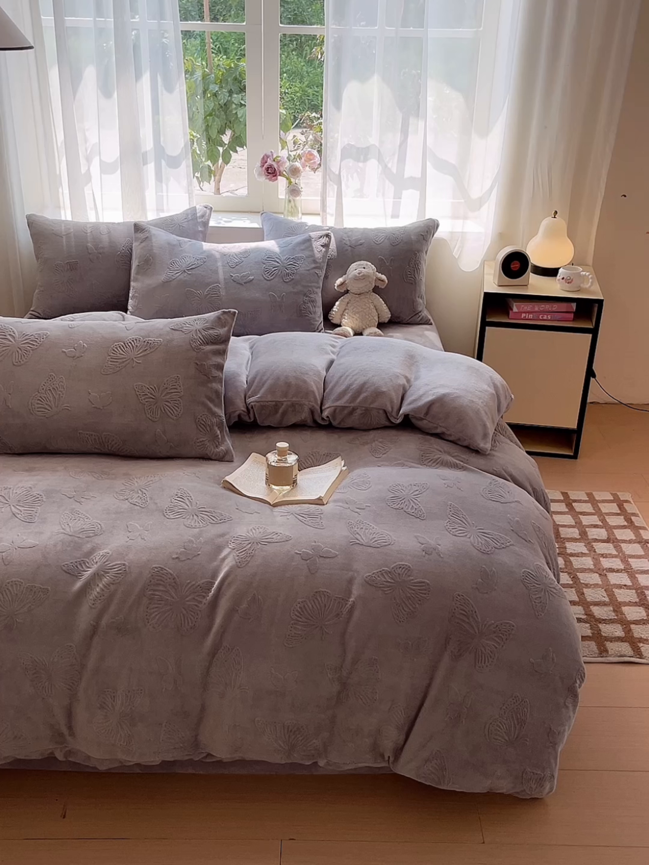 91家纺网 家纺一手货源 找家纺 绘萱家居 2025新款高克重雕花雕印纯色牛奶绒四件套双拼法莱绒珊瑚绒 蝴蝶纷飞-灰