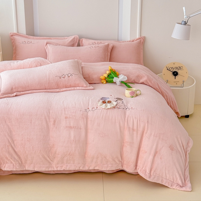 91家纺网 家纺一手货源 找家纺 保罗圣迪奥 2025新款250克全消光牛奶绒四件套-安妮 安妮-粉色