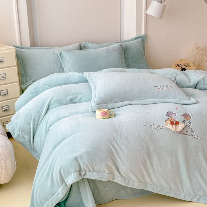 91家纺网 家纺一手货源 找家纺 保罗圣迪奥 2025新款250克全消光牛奶绒四件套-安妮 安妮-蓝色