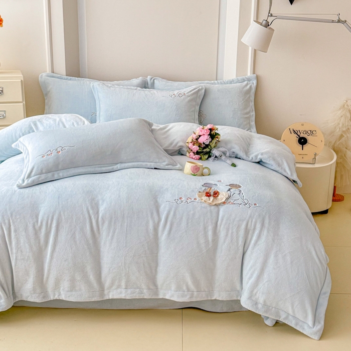 91家纺网 家纺一手货源 找家纺 保罗圣迪奥 2025新款250克全消光牛奶绒四件套-安妮 安妮-浅蓝色