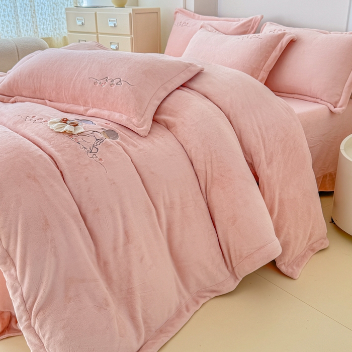 91家纺网 家纺一手货源 找家纺 保罗圣迪奥 2025新款250克全消光牛奶绒四件套-安妮 安妮-粉色