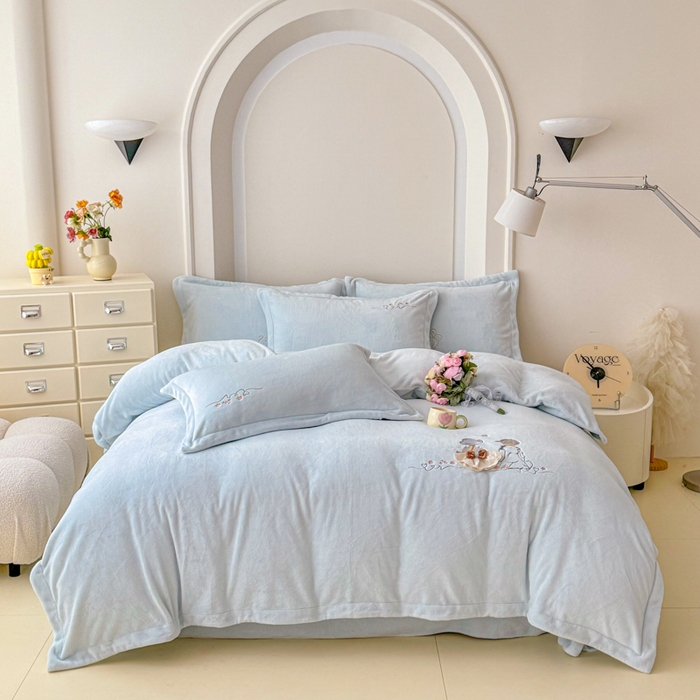 91家纺网 家纺一手货源 找家纺 保罗圣迪奥 2025新款250克全消光牛奶绒四件套-安妮 安妮-浅蓝色