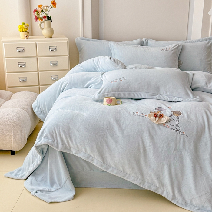 91家纺网 家纺一手货源 找家纺 保罗圣迪奥 2025新款250克全消光牛奶绒四件套-安妮 安妮-浅蓝色