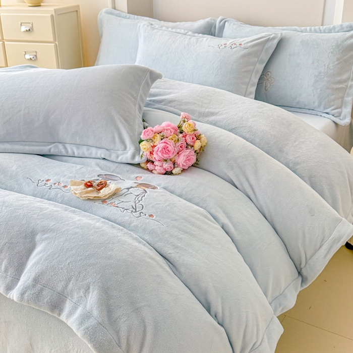 91家纺网 家纺一手货源 找家纺 保罗圣迪奥 2025新款250克全消光牛奶绒四件套-安妮 安妮-浅蓝色