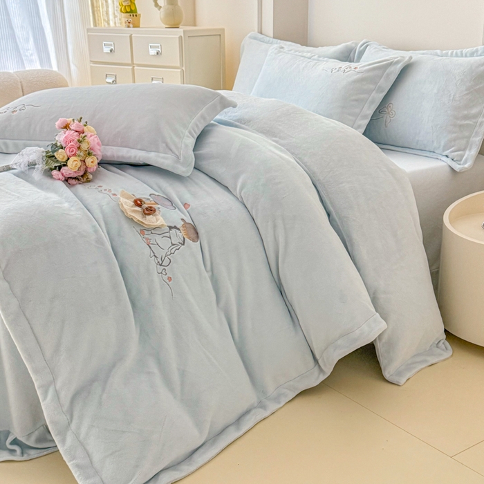 91家纺网 家纺一手货源 找家纺 保罗圣迪奥 2025新款250克全消光牛奶绒四件套-安妮 安妮-浅蓝色