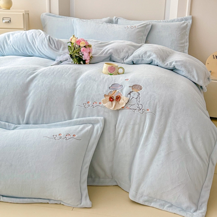 91家纺网 家纺一手货源 找家纺 保罗圣迪奥 2025新款250克全消光牛奶绒四件套-安妮 安妮-浅蓝色