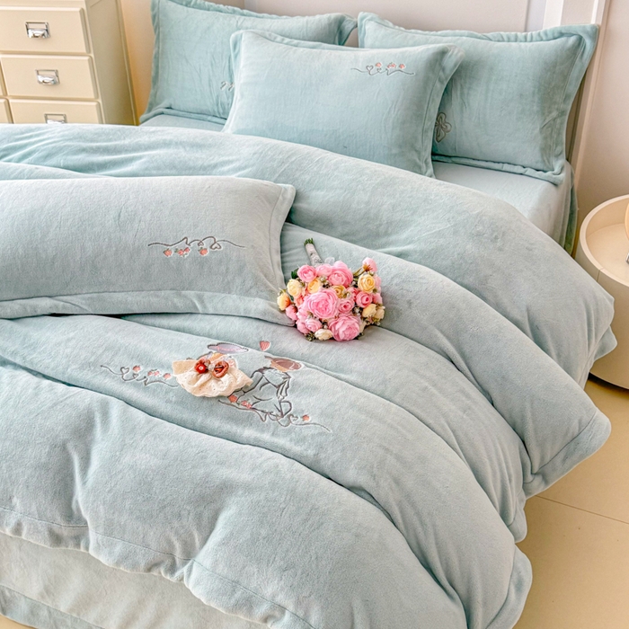 91家纺网 家纺一手货源 找家纺 保罗圣迪奥 2025新款250克全消光牛奶绒四件套-安妮 安妮-蓝色