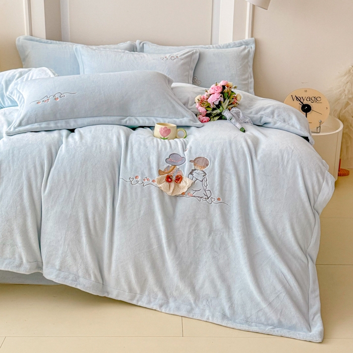 91家纺网 家纺一手货源 找家纺 保罗圣迪奥 2025新款250克全消光牛奶绒四件套-安妮 安妮-浅蓝色