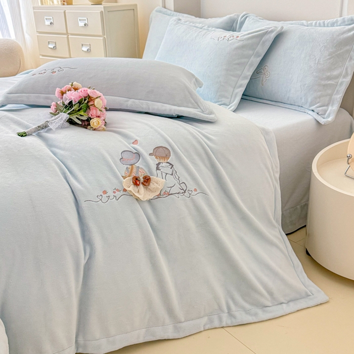 91家纺网 家纺一手货源 找家纺 保罗圣迪奥 2025新款250克全消光牛奶绒四件套-安妮 安妮-浅蓝色