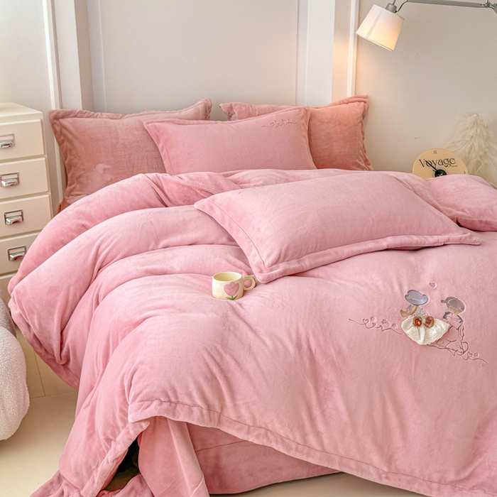 91家纺网 家纺一手货源 找家纺 保罗圣迪奥 2025新款250克全消光牛奶绒四件套-安妮 安妮-豆沙色