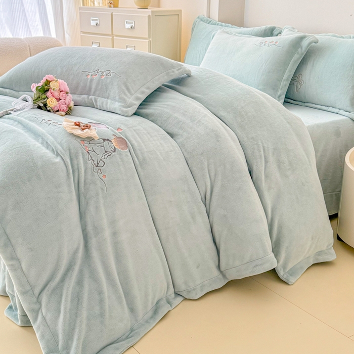 91家纺网 家纺一手货源 找家纺 保罗圣迪奥 2025新款250克全消光牛奶绒四件套-安妮 安妮-蓝色