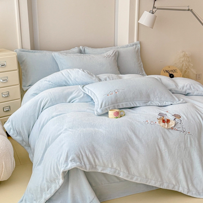 91家纺网 家纺一手货源 找家纺 保罗圣迪奥 2025新款250克全消光牛奶绒四件套-安妮 安妮-浅蓝色