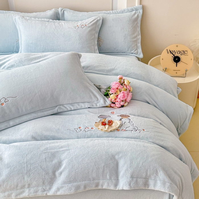 91家纺网 家纺一手货源 找家纺 保罗圣迪奥 2025新款250克全消光牛奶绒四件套-安妮 安妮-浅蓝色