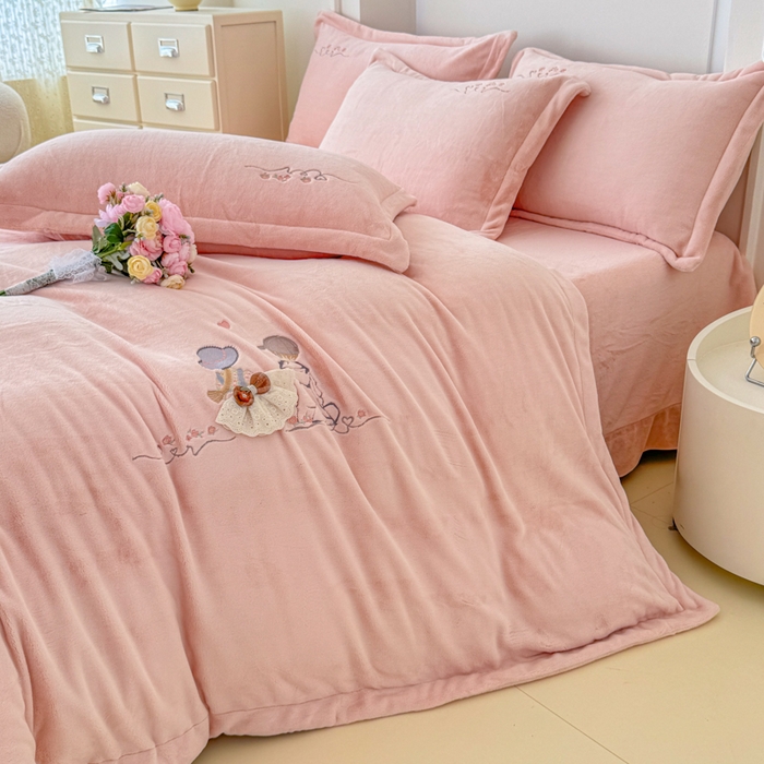 91家纺网 家纺一手货源 找家纺 保罗圣迪奥 2025新款250克全消光牛奶绒四件套-安妮 安妮-粉色