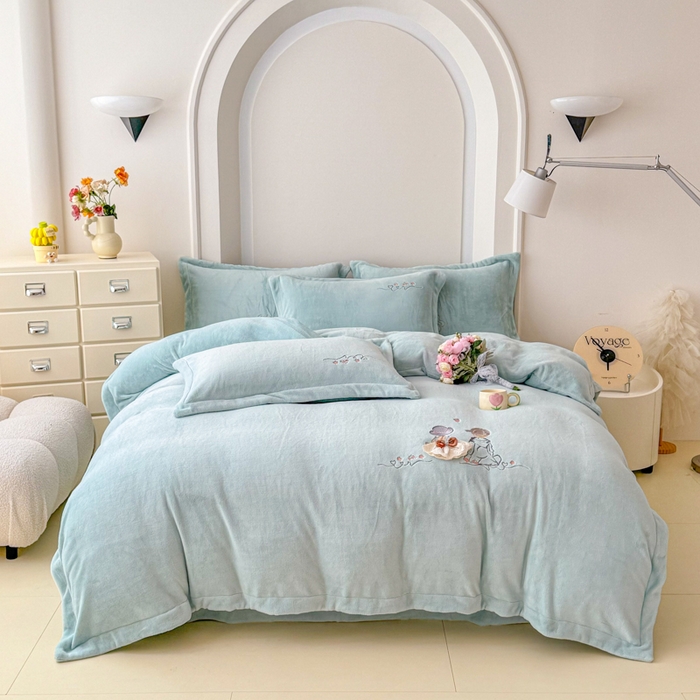 91家纺网 家纺一手货源 找家纺 保罗圣迪奥 2025新款250克全消光牛奶绒四件套-安妮 安妮-蓝色