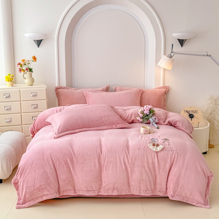 91家纺网 家纺一手货源 找家纺 保罗圣迪奥 2025新款250克全消光牛奶绒四件套-安妮 安妮-豆沙色