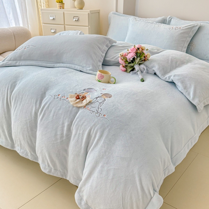 91家纺网 家纺一手货源 找家纺 保罗圣迪奥 2025新款250克全消光牛奶绒四件套-安妮 安妮-浅蓝色