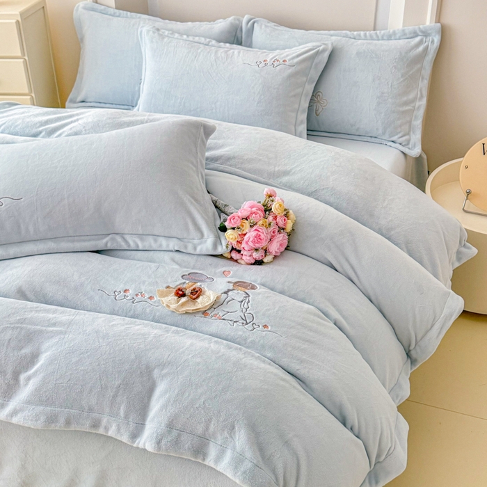 91家纺网 家纺一手货源 找家纺 保罗圣迪奥 2025新款250克全消光牛奶绒四件套-安妮 安妮-浅蓝色