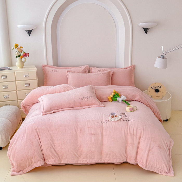 91家纺网 家纺一手货源 找家纺 保罗圣迪奥 2025新款250克全消光牛奶绒四件套-安妮 安妮-粉色