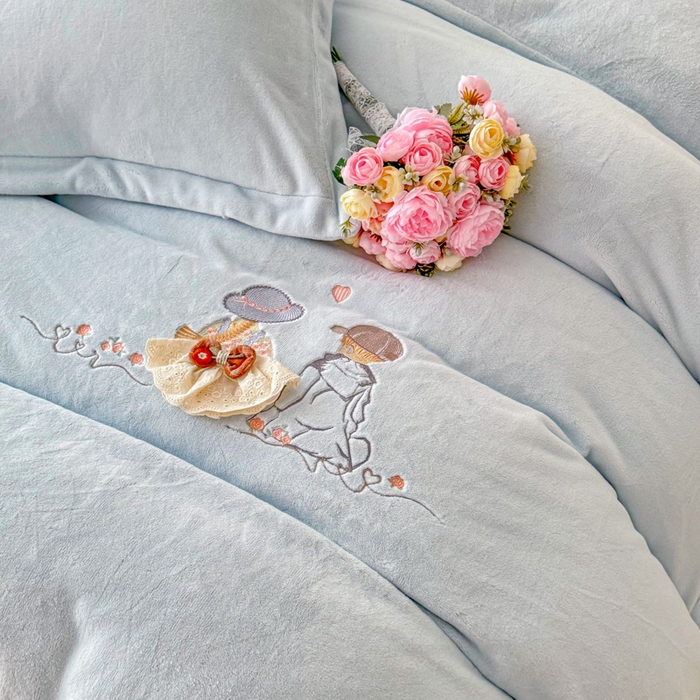 91家纺网 家纺一手货源 找家纺 保罗圣迪奥 2025新款250克全消光牛奶绒四件套-安妮 安妮-浅蓝色