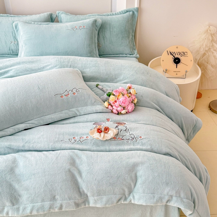 91家纺网 家纺一手货源 找家纺 保罗圣迪奥 2025新款250克全消光牛奶绒四件套-安妮 安妮-蓝色