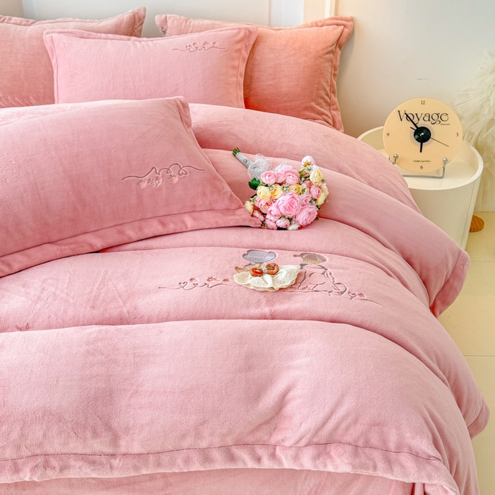 91家纺网 家纺一手货源 找家纺 保罗圣迪奥 2025新款250克全消光牛奶绒四件套-安妮 安妮-豆沙色