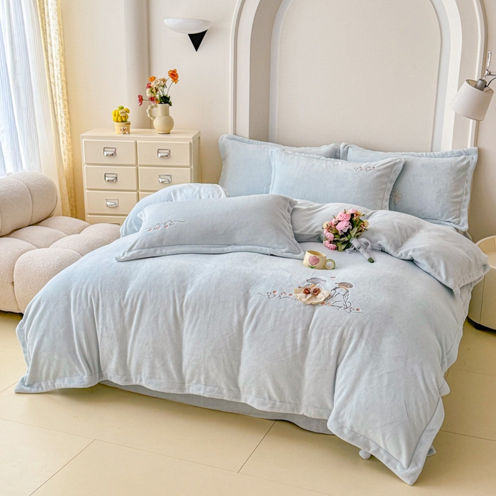 91家纺网 家纺一手货源 找家纺 保罗圣迪奥 2025新款250克全消光牛奶绒四件套-安妮 安妮-浅蓝色