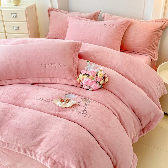 91家纺网 家纺一手货源 找家纺 保罗圣迪奥 2025新款250克全消光牛奶绒四件套-安妮 安妮-豆沙色