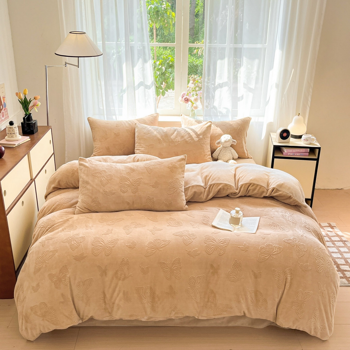 91家纺网 家纺一手货源 找家纺 绘萱家居 2025新款高克重雕花雕印纯色牛奶绒四件套双拼法莱绒珊瑚绒 蝴蝶纷飞-咖