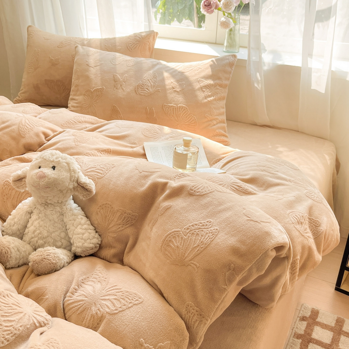 91家纺网 家纺一手货源 找家纺 绘萱家居 2025新款高克重雕花雕印纯色牛奶绒四件套双拼法莱绒珊瑚绒 蝴蝶纷飞-咖