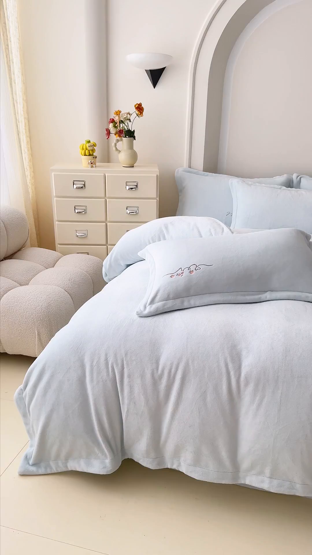 91家纺网 家纺一手货源 找家纺 保罗圣迪奥 2025新款250克全消光牛奶绒四件套-安妮 安妮-浅蓝色