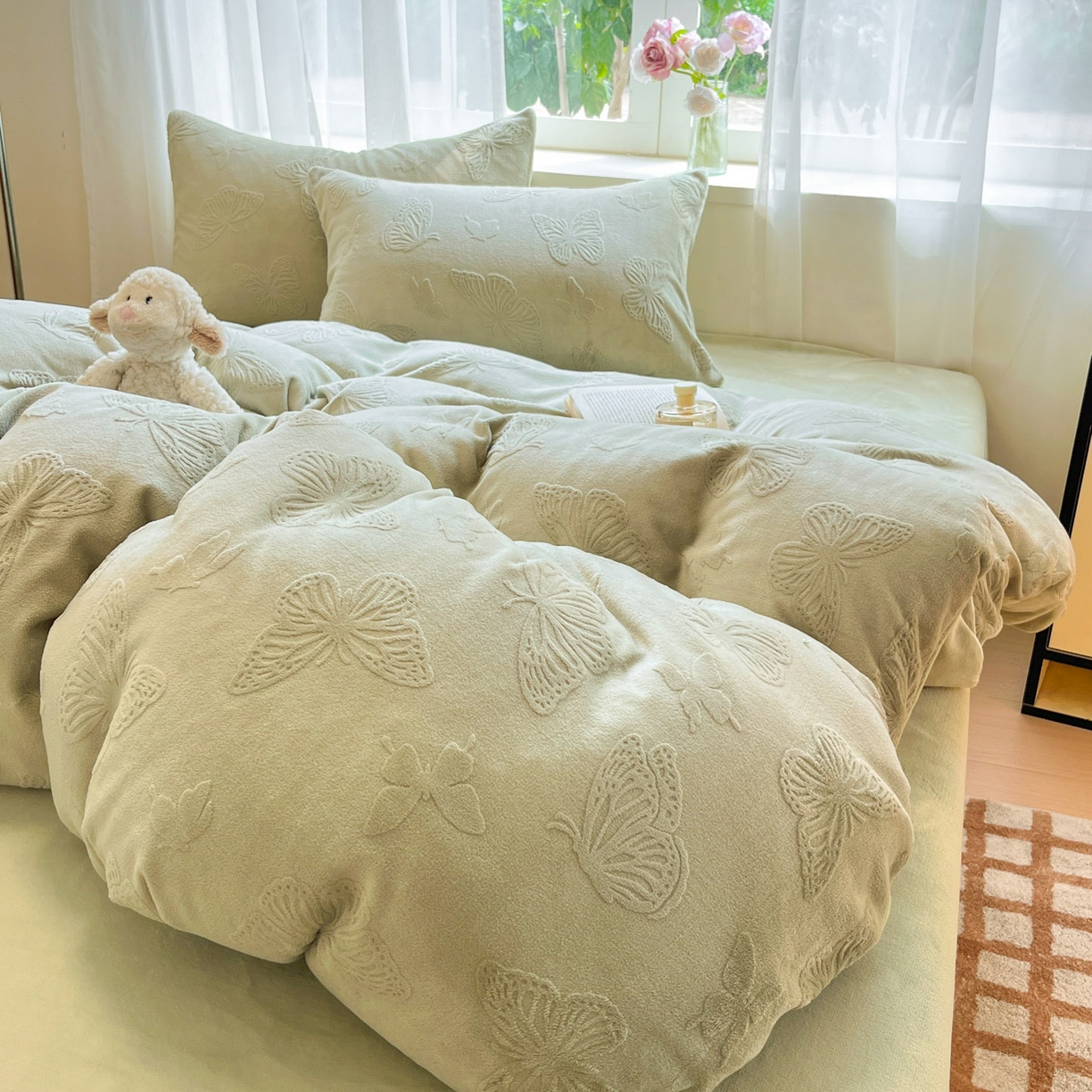 91家纺网 家纺一手货源 找家纺 绘萱家居 2025新款高克重雕花雕印纯色牛奶绒四件套双拼法莱绒珊瑚绒 蝴蝶纷飞-绿
