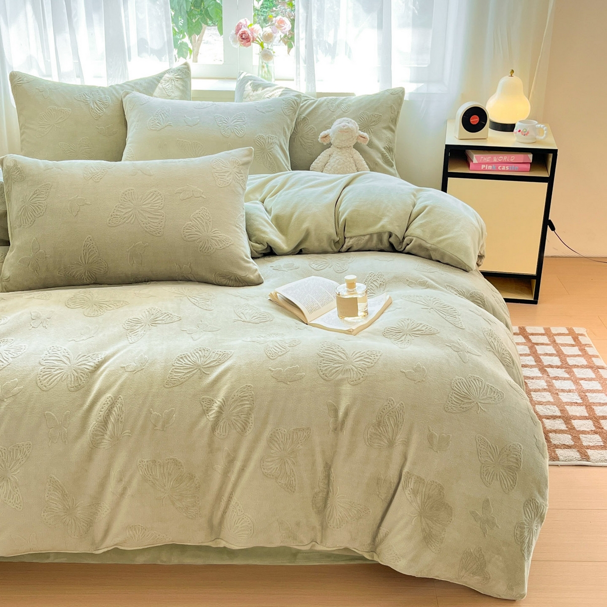 91家纺网 家纺一手货源 找家纺 绘萱家居 2025新款高克重雕花雕印纯色牛奶绒四件套双拼法莱绒珊瑚绒 蝴蝶纷飞-绿