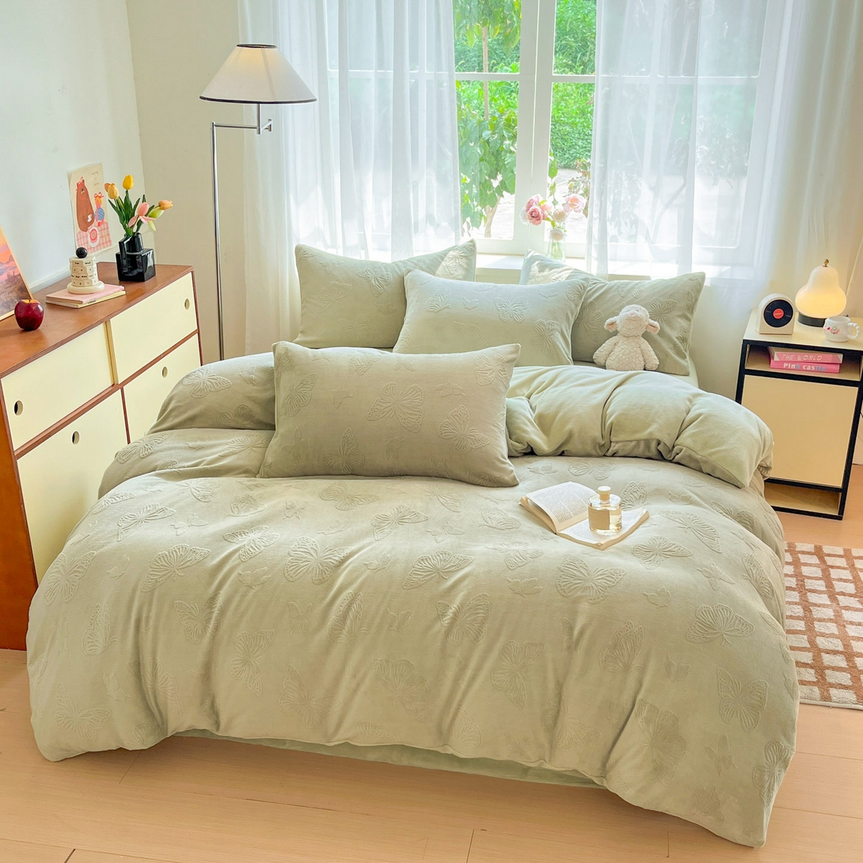 91家纺网 家纺一手货源 找家纺 绘萱家居 2025新款高克重雕花雕印纯色牛奶绒四件套双拼法莱绒珊瑚绒 蝴蝶纷飞-绿