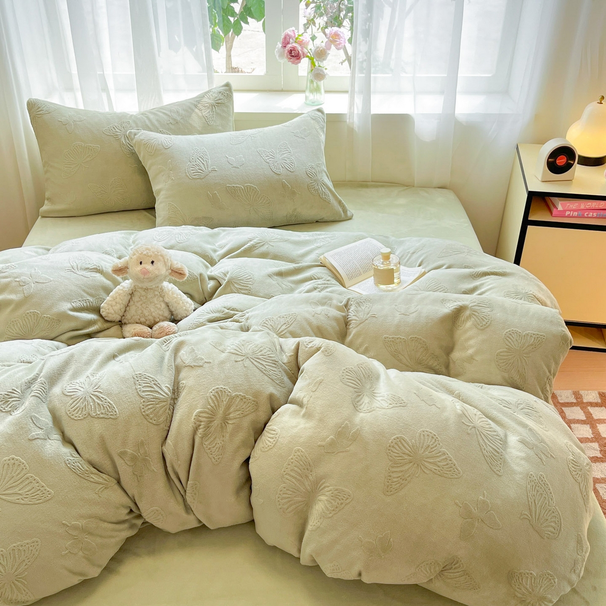 91家纺网 家纺一手货源 找家纺 绘萱家居 2025新款高克重雕花雕印纯色牛奶绒四件套双拼法莱绒珊瑚绒 蝴蝶纷飞-绿