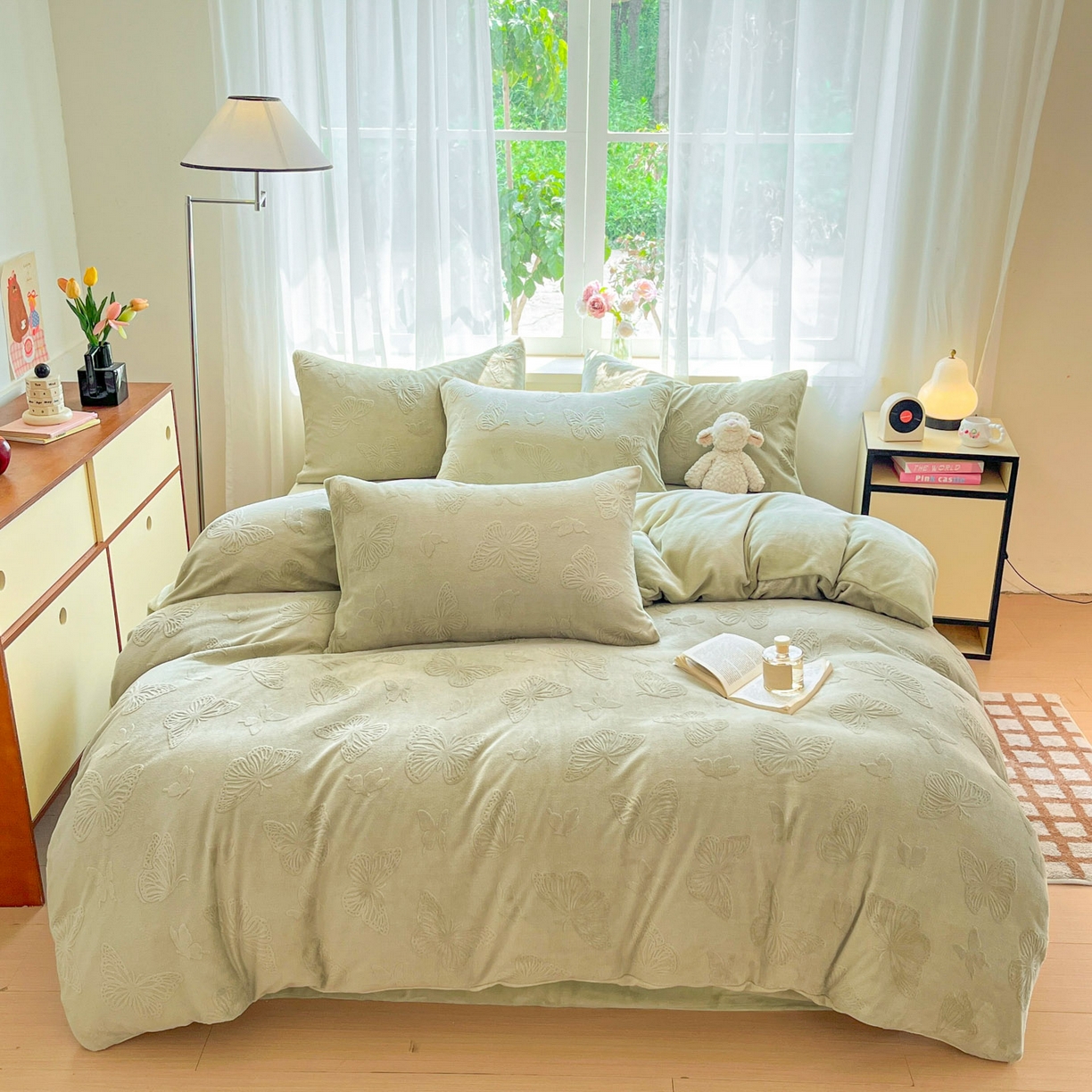 91家纺网 家纺一手货源 找家纺 绘萱家居 2025新款高克重雕花雕印纯色牛奶绒四件套双拼法莱绒珊瑚绒 蝴蝶纷飞-绿
